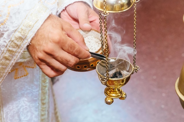 Prêtre chantant dans un sermon chrétien encensoir église rite foog