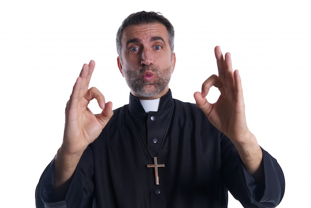 Prêtre avec le doigt ok