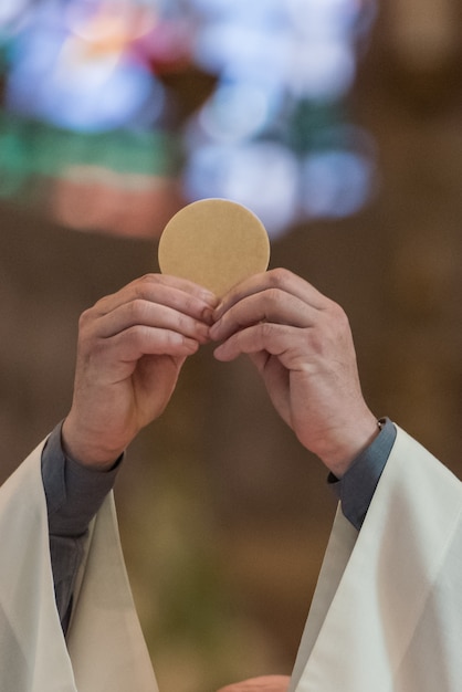 Prêtre donnant l'Eucharistie