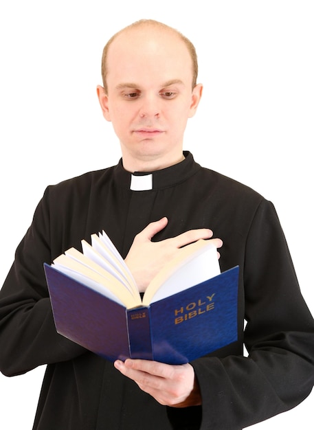 Prêtre avec Holly Bible isolé sur blanc