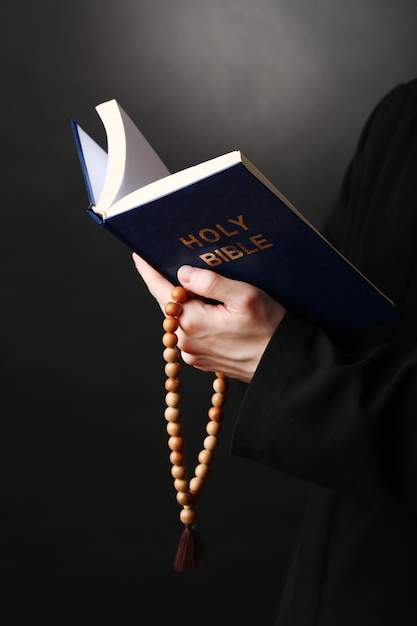 Prêtre lisant la sainte bible en gros plan