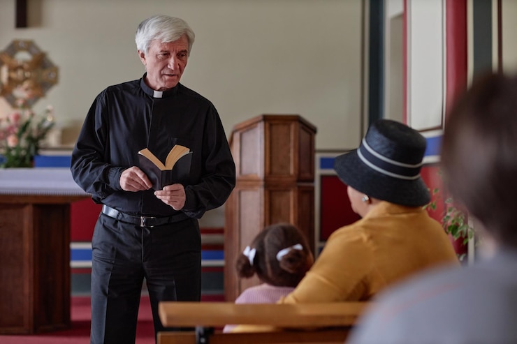 Photo prêtre lisant le sermon dans l'église