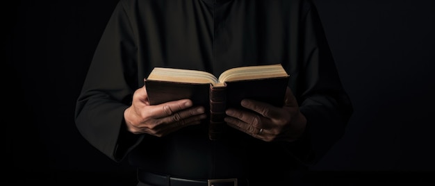 Prêtre lit la Bible dans l'église