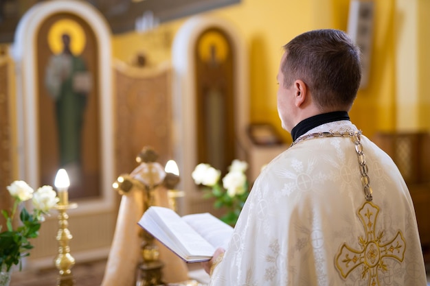 Photo un prêtre en soutane mène un service dans une église ukrainienne