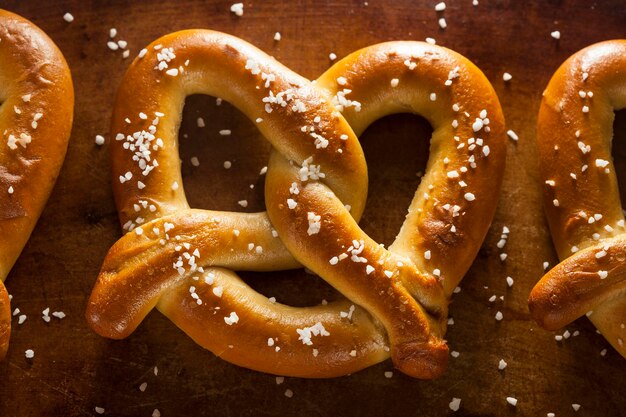 Pretzels doux faits maison avec du sel prêts à manger