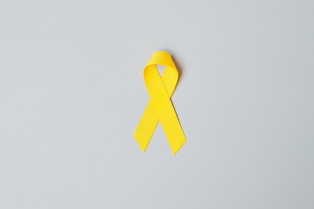 Prévention du suicide, Sarcome, os, vessie, Mois de sensibilisation au cancer infantile, Ruban jaune pour soutenir les personnes vivant et malades. concept de la journée mondiale du cancer et de la santé des enfants