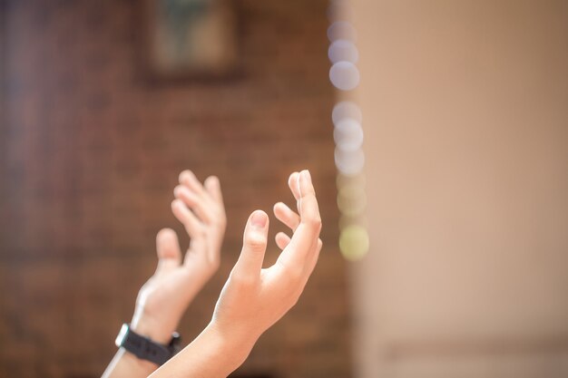 Prier les mains avec foi en la religion et croyance en Dieu sur fond de bénédiction. Pouvoir d'espoir ou d'amour et de dévotion dans le noir avec espace de copie, espace pour le texte