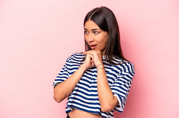 Prier pour la chance étonné et ouvrir la bouche en regardant vers l'avant