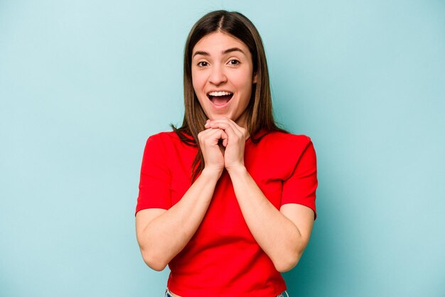 Prier pour la chance étonné et ouvrir la bouche en regardant vers l'avant