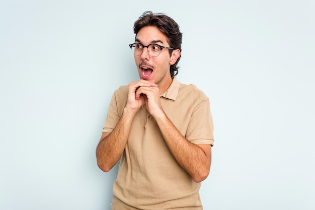 Prier pour la chance étonné et ouvrir la bouche en regardant vers l'avant