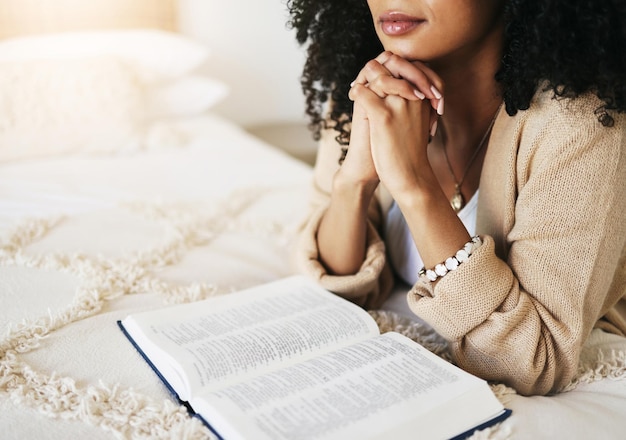 Prière biblique et mains priant pour l'espoir religion ou aide spirituelle ou foi à la maison Dieu chrétien et femme ou femme adore Jésus-Christ ou Saint-Esprit avec texte catholique ou livre pour la paix
