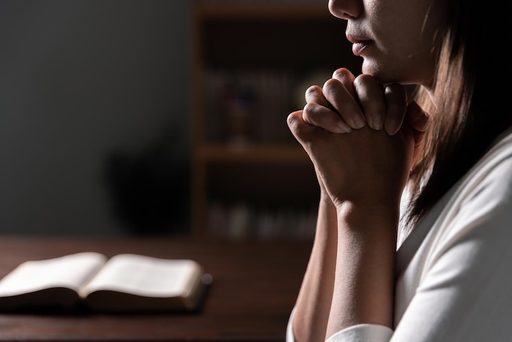 Photo prière de crise de la vie chrétienne à dieu femme priez pour que dieu bénisse ceux qui souhaitent une vie meilleure femme mains priant dieu avec la bible suppliant pour le pardon et croyant en la bonté