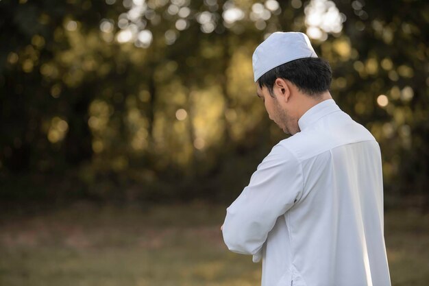 La prière de l'homme asiatique, la prière du jeune musulman, le concept du festival du Ramadan.