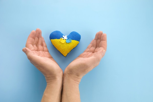 Photo priez pour la paix ukraine mains avec coeur pas de guerre