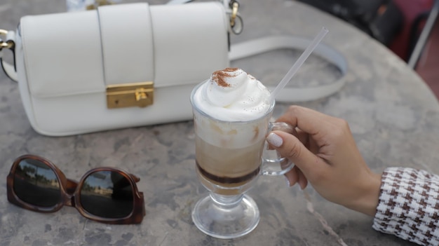 Primera toma de una taza de cafe late en la zona colonial, joven disfrutando sus vacaciones.