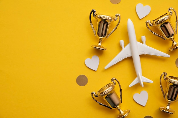 Primes de voyage en avion. Satisfaction des entreprises aéronautiques. Avion jouet avec trophée d'or.