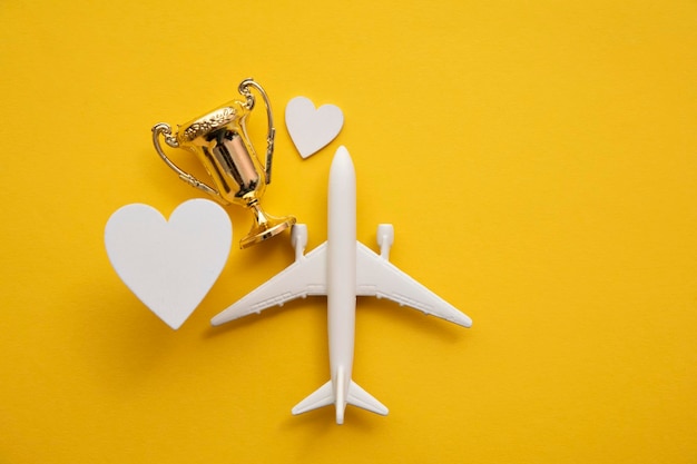 Primes de voyage en avion. Satisfaction des entreprises aéronautiques. Avion jouet avec trophée d'or.