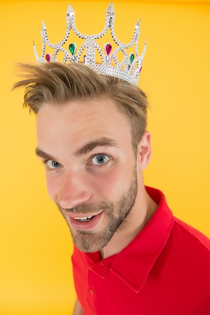 Prince génial. Homme en quête de gloire. Homme représentant le pouvoir et le triomphe. Roi des affaires. Un gars joyeux porte une couronne. Roi du style. Atteindre la victoire et le succès. Prince narcissique. Couronne d'or de prince.