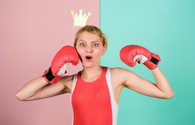 Princesse athlétique. couronne de fête de femme heureuse. gants de boxe boxeur féminin. championne de sport reine fille. sois le meilleur. dame gagnante. Reine du ring de boxe. Sportive avec couronne de princesse. Notion de victoire.