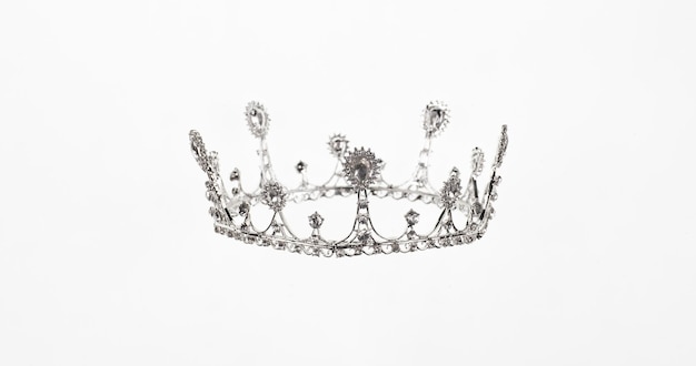 princesse couronne de cristal isolé sur fond blanc