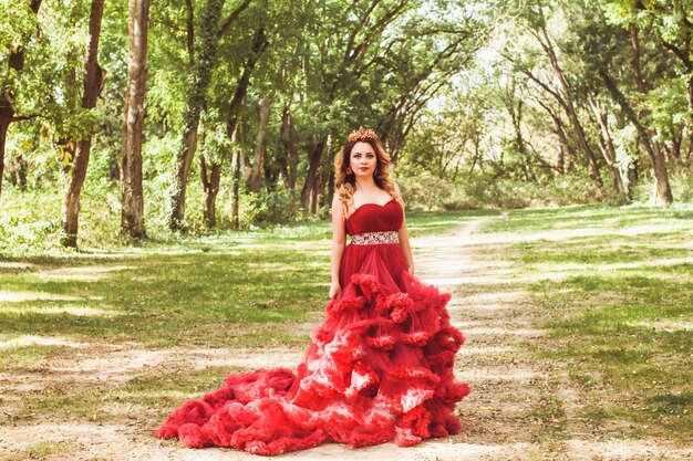 Princesse avec couronne en robe rouge nuageuse