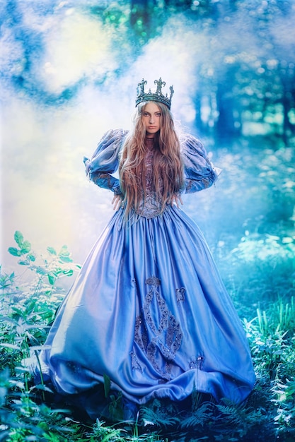 Princesse en robe vintage marchant dans la forêt magique