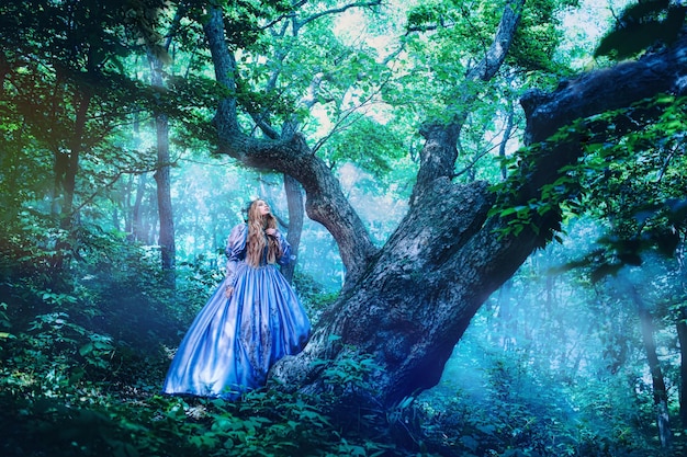 Princesse en robe vintage marchant dans la forêt magique