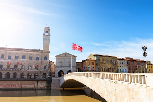 La principale attraction touristique d'Italie est la tour penchée de Pise sur la place des merveilles