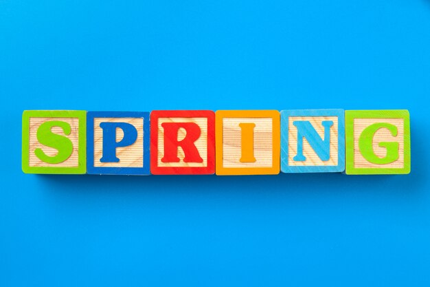 Printemps. Blocs d'alphabet colorés en bois