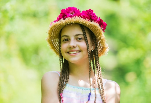 Printemps dans ma tête heureuse adolescente au chapeau de paille bonheur de l'enfance vacances d'été