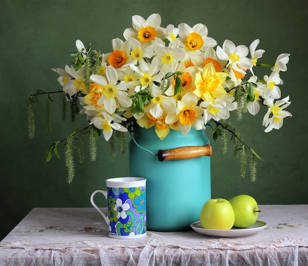 Printemps Nature Morte Aux Jonquilles Du Jardin Et Pommes Vertes.