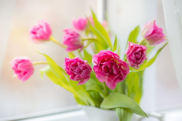 Printemps nature morte un bouquet de tulipes sur la fenêtre carte de voeux de printemps avec des fleurs de printemps