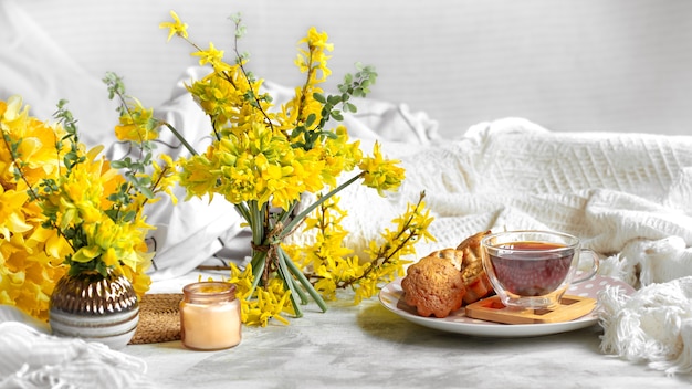 Printemps nature morte avec une tasse de thé et de fleurs.