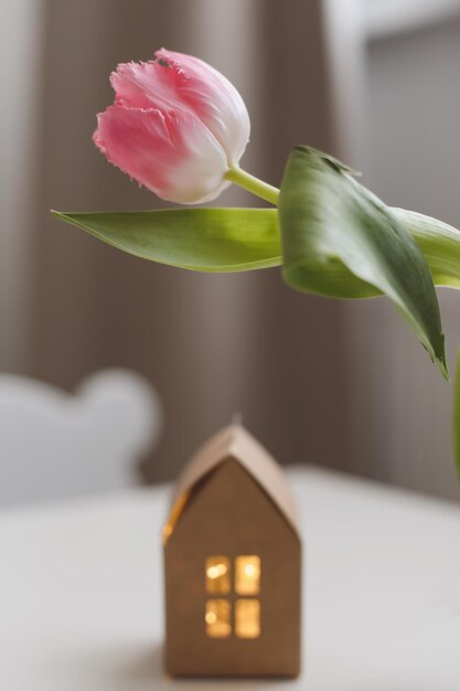 printemps nature morte avec des tulipes roses fraîches décor à la maison