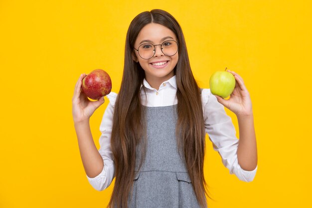 Printemps partout fruits de la saison du printemps pleins de vitamines aliments biologiques uniquement naturels et sains enfance heureuse enfant manger pomme enfant avec des fruits Fille heureuse face à des émotions positives et souriantes