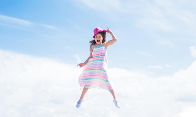 Printemps saison météo été à la mode look liberté belle adolescente sauter dans le chapeau enfant style de mode femme beauté naturelle enfance heureuse enfant mignon sur fond de ciel La mode est sa vie