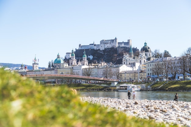 Printemps de Salzbourg Paysage panoramique de la ville avec Salzach avec herbe verte et quartier historique