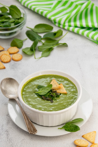 Printemps, soupe de légumes crémeuse saine sur une table lumineuse. Nourriture de désintoxication saine. La nourriture végétarienne.