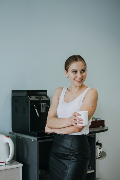 Prise en charge des employés sur le lieu de travail engagement et rétention jeune femme d'affaires buvant du café