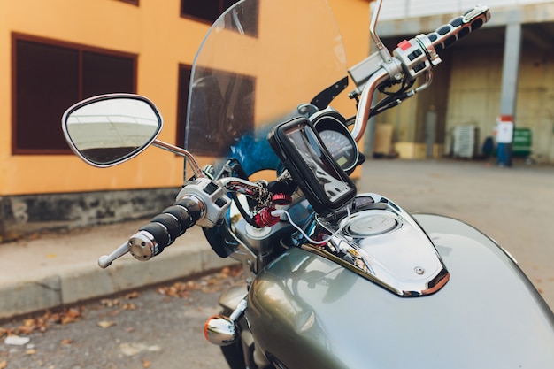 Prise de courant pour chargeur de téléphone portable sur une moto moderne, gros plan et mise au point sélective.