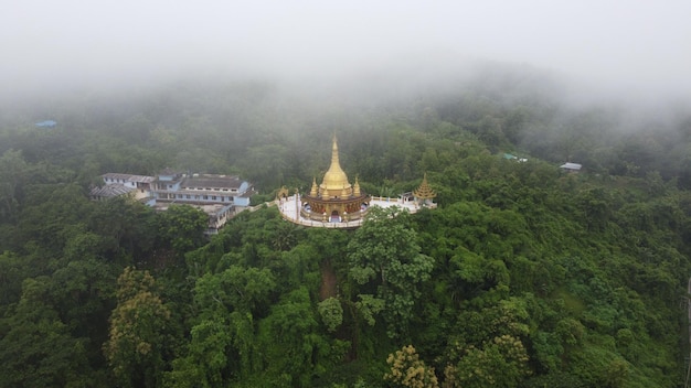 Une prise de vue aérienne du Bouddha Dhatu Jadi à Bandarban, au Bangladesh, entouré de verdure