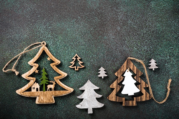 Prise de vue aérienne de sapin de Noël en bois et décoration. Fond de vacances d'hiver avec espace de copie, mise à plat, vue de dessus.