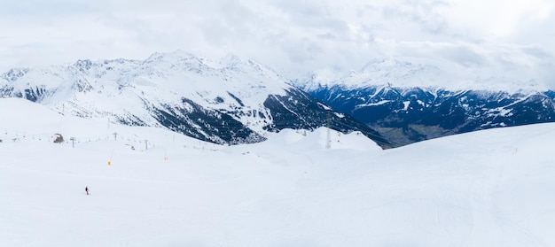 Une prise de vue aérienne de Verbier, en Suisse, montre des pentes enneigées, des télésièges