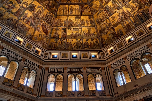 Une prise de vue à bas angle du dôme d'une cathédrale de Florence de l'intérieur