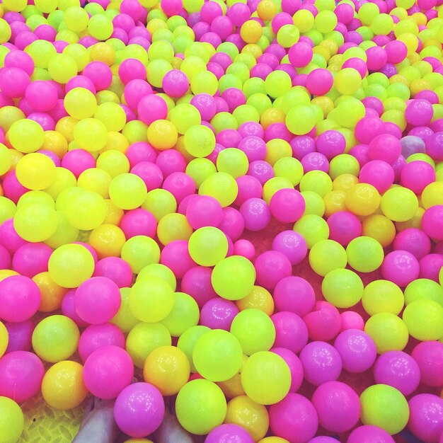 Photo une prise de vue complète des balles colorées