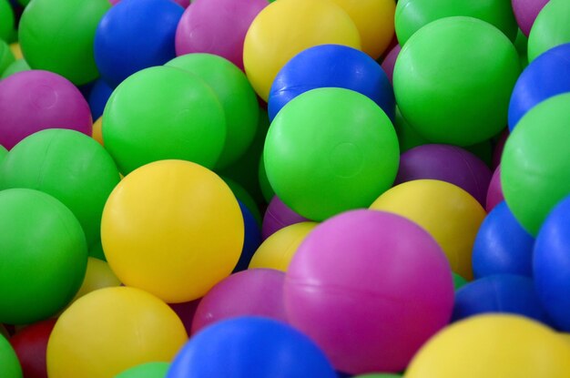 Une prise de vue complète de ballons multicolores