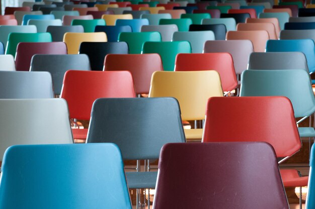 Photo une prise de vue complète des chaises vides.