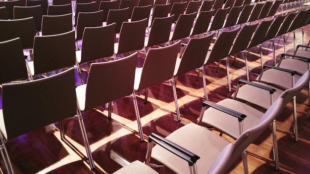 Photo une prise de vue complète des chaises vides.