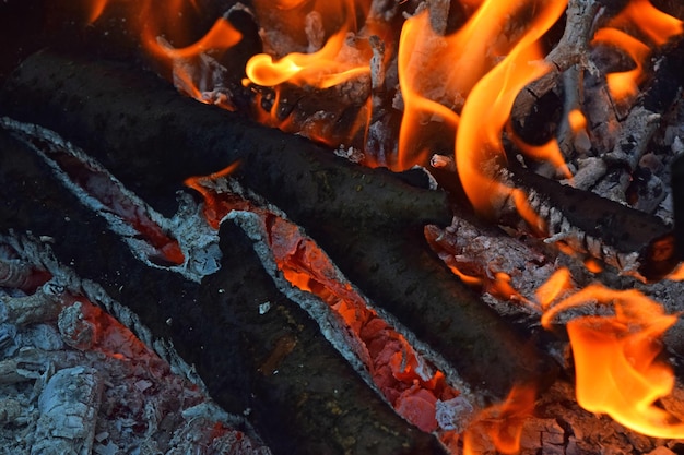 Une prise de vue complète du bois de chauffage en feu