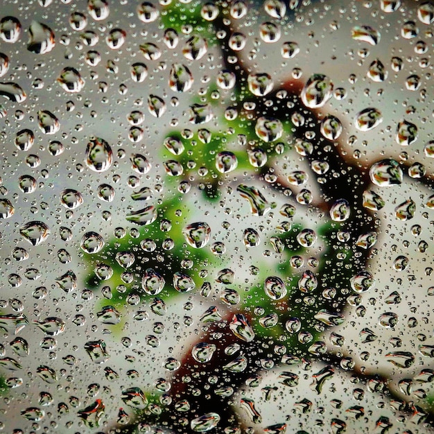 Photo une prise de vue complète des gouttes de pluie sur du verre mouillé